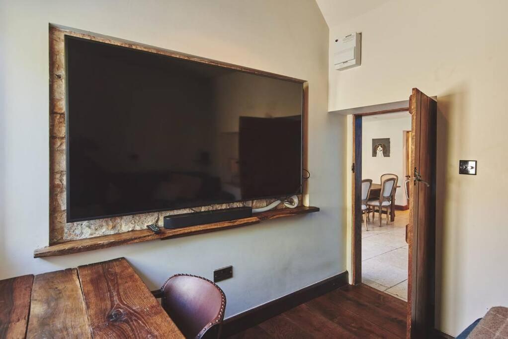 Large Stylish Luxury Cotswold Cottage - Ideal For Families, W/ Ev Charging Andoversford Luaran gambar