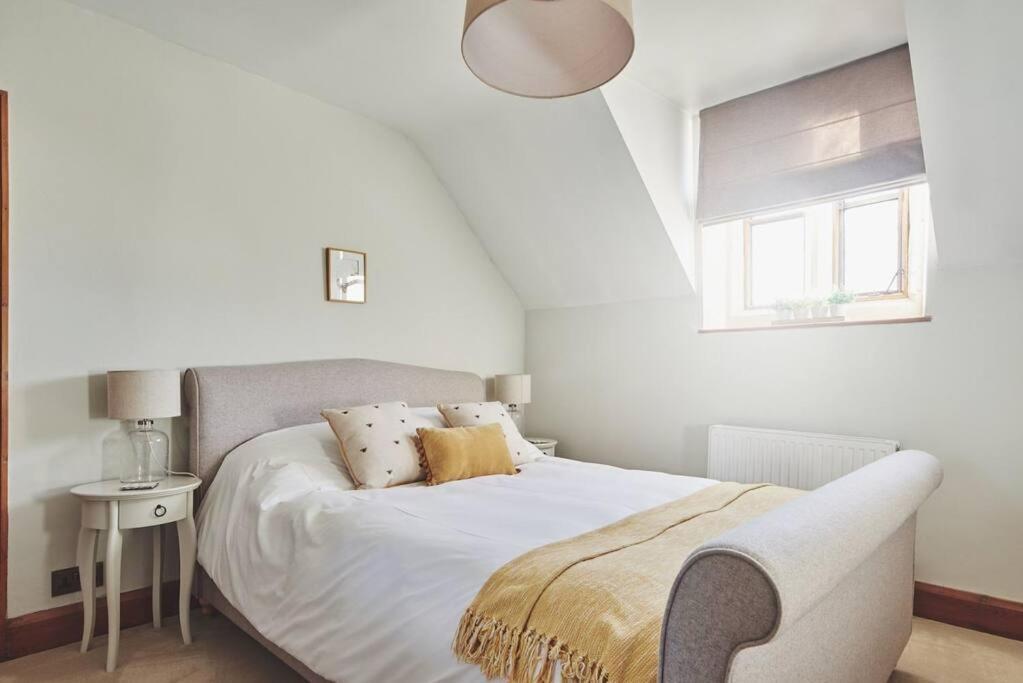 Large Stylish Luxury Cotswold Cottage - Ideal For Families, W/ Ev Charging Andoversford Luaran gambar